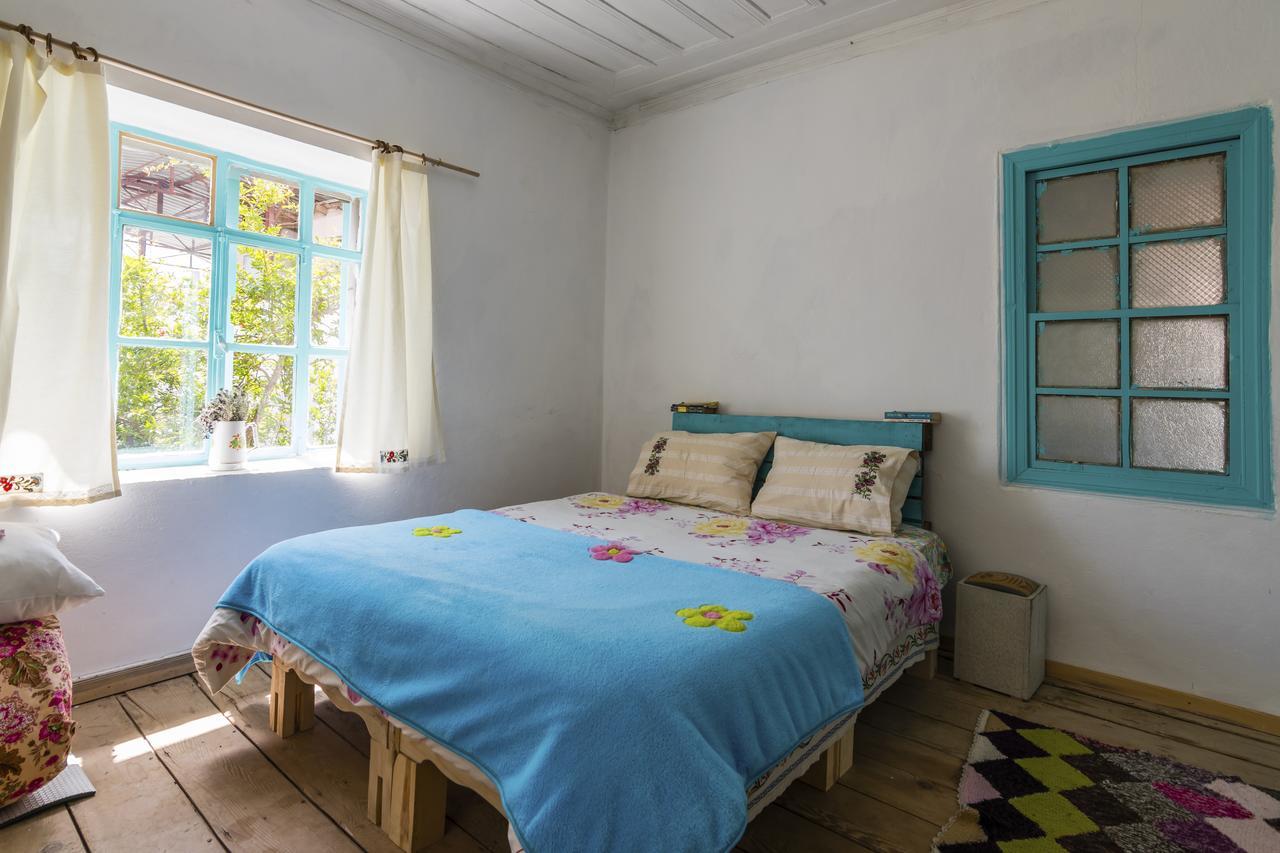 Hobbithousebademler Bed & Breakfast Urla Exterior photo